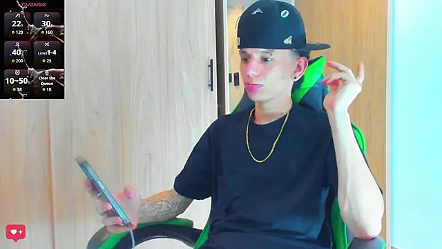 Snapshot of Skinny_batman chatting on 10/29/25, 03:20 Skinny batman online show from 10/29/25, 03:20