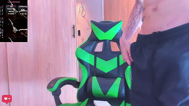 Snapshot of Skinny_batman chatting on 10/31/25, 04:24 Skinny batman online show from 10/31/25, 04:24