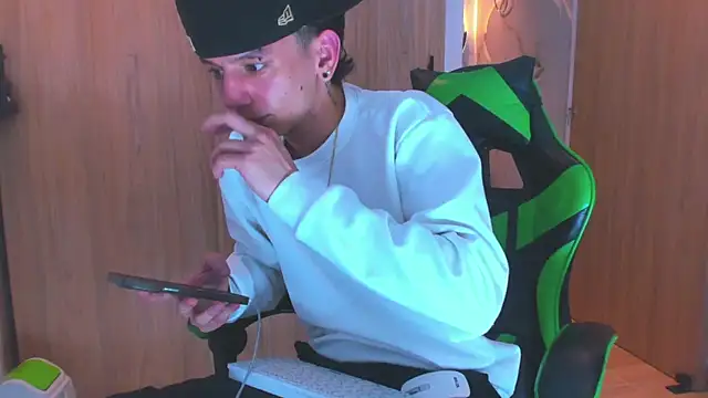 Snapshot of Skinny_batman chatting on 11/06/25, 09:15 Skinny batman online show from 11/06/25, 09:15