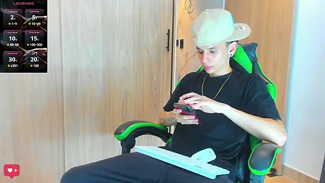 Snapshot of Skinny_batman chatting on 11/08/25, 04:01 Skinny batman online show from 11/08/25, 04:01