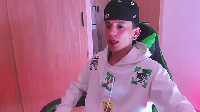 Snapshot of Skinny_batman chatting on 11/19/25, 12:10 Skinny batman online show from 11/19/25, 12:10