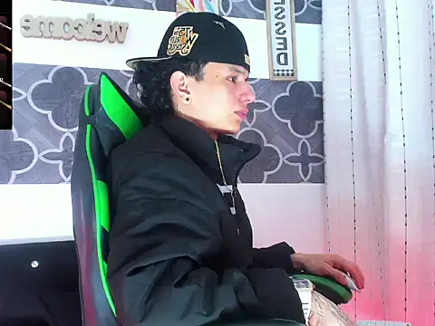 Snapshot of Skinny_batman chatting on 12/02/25, 11:00 Skinny batman online show from 12/02/25, 11:00