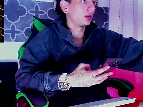 Snapshot of Skinny_batman chatting on 12/03/25, 10:30 Skinny batman online show from 12/03/25, 10:30