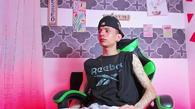 Snapshot of Skinny_batman chatting on 12/19/25, 11:56 Skinny batman online show from 12/19/25, 11:56