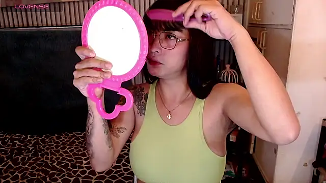 Snapshot of YourDreamTrans chatting on 10/21/25, 03:51 YourDreamTrans online show from 10/21/25, 03:51