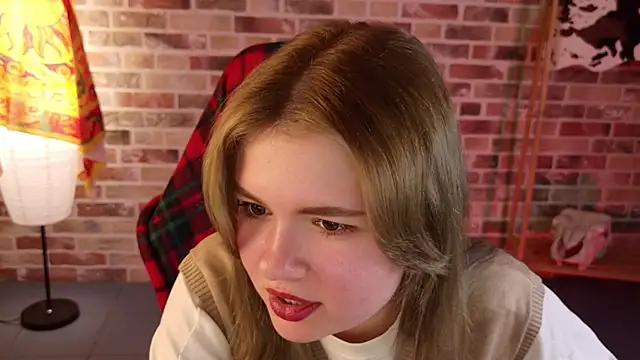 Snapshot of HaleySun chatting on 10/15/25, 01:11 HaleySun online show from 10/15/25, 01:11
