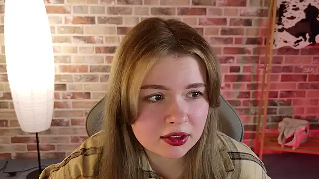 Snapshot of HaleySun chatting on 10/16/25, 01:12 HaleySun online show from 10/16/25, 01:12