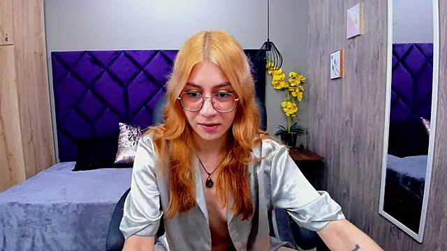 Snapshot of ChloeCampbell03 chatting on 11/04/25, 12:48 ChloeCampbell03 online show from 11/04/25, 12:48