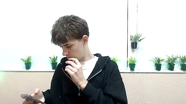 Hoot Dude  online show from 11/05/25, 02:17