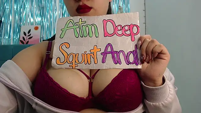 Snapshot of Emilyfire_69 chatting on 12/02/25, 01:05 Emilyfire 69 online show from 12/02/25, 01:05