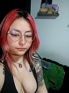 Snapshot of Iluromi chatting on 10/25/25, 04:09 Iluromi online show from 10/25/25, 04:09