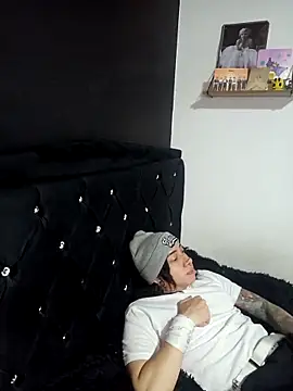 Snapshot of Iluromi chatting on 10/28/25, 04:20 Iluromi online show from 10/28/25, 04:20