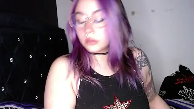 Snapshot of Iluromi chatting on 11/17/25, 02:17 Iluromi online show from 11/17/25, 02:17