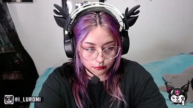 Snapshot of Iluromi chatting on 11/25/25, 03:34 Iluromi online show from 11/25/25, 03:34