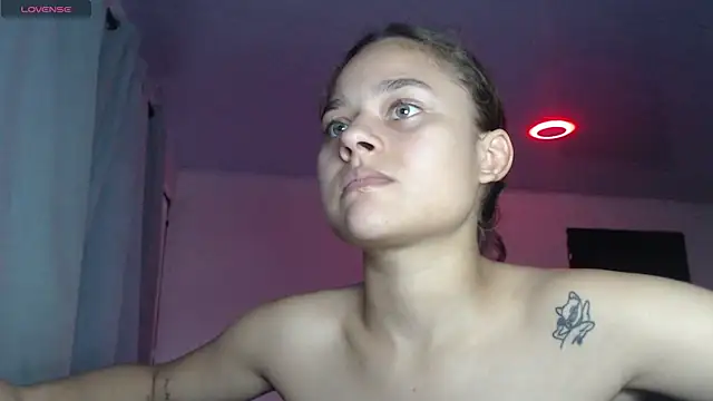 Snapshot of LittleCheerry69 chatting on 11/06/25, 06:31 LittleCheerry69 online show from 11/06/25, 06:31