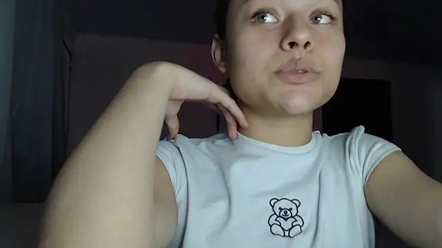 Snapshot of LittleCheerry69 chatting on 11/12/25, 04:07 LittleCheerry69 online show from 11/12/25, 04:07