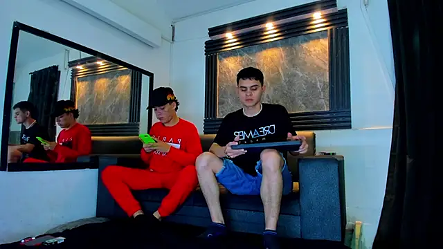 Snapshot of ALEX_MILLER25 chatting on 09/28/25, 03:56 ALEX MILLER25 online show from 09/28/25, 03:56