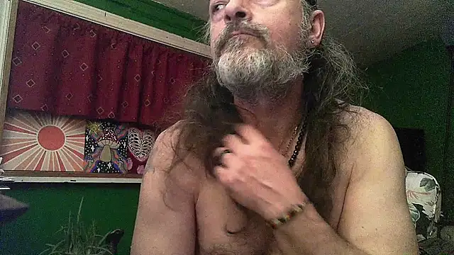 Snapshot of HippieDad333 chatting on 03/26/26, 12:06 HippieDad333 online show from 03/26/26, 12:06