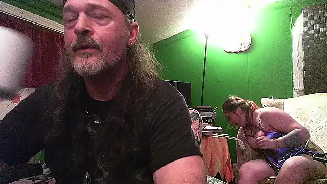 Snapshot of HippieDad333 chatting on 04/14/26, 03:01 HippieDad333 online show from 04/14/26, 03:01