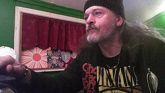 Snapshot of HippieDad333 chatting on 04/18/26, 05:22 HippieDad333 online show from 04/18/26, 05:22