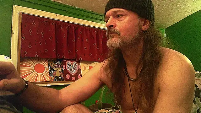 Snapshot of HippieDad333 chatting on 04/19/26, 01:49 HippieDad333 online show from 04/19/26, 01:49
