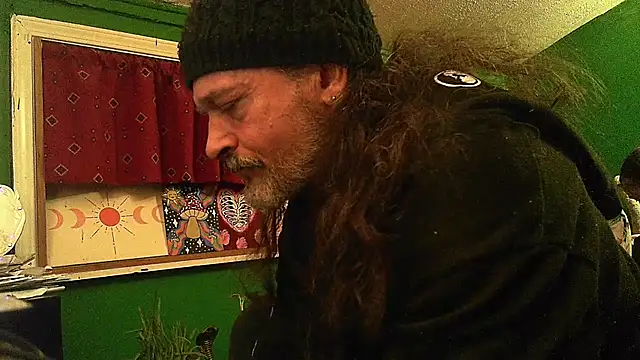 Snapshot of HippieDad333 chatting on 04/21/26, 01:53 HippieDad333 online show from 04/21/26, 01:53