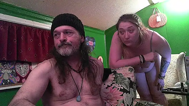 Snapshot of HippieDad333 chatting on 04/21/26, 06:52 HippieDad333 online show from 04/21/26, 06:52