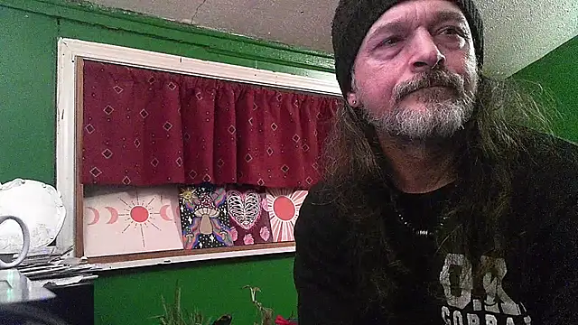 Snapshot of HippieDad333 chatting on 04/22/26, 12:35 HippieDad333 online show from 04/22/26, 12:35