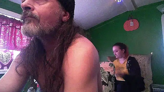 Snapshot of HippieDad333 chatting on 04/26/26, 01:20 HippieDad333 online show from 04/26/26, 01:20