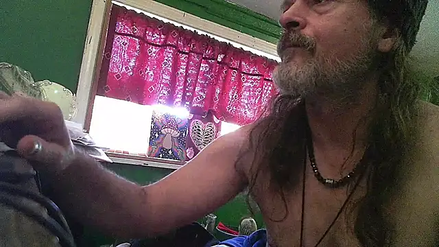 Snapshot of HippieDad333 chatting on 04/27/26, 10:19 HippieDad333 online show from 04/27/26, 10:19