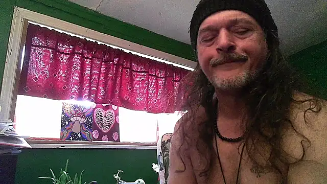 Snapshot of HippieDad333 chatting on 05/01/26, 10:36 HippieDad333 online show from 05/01/26, 10:36