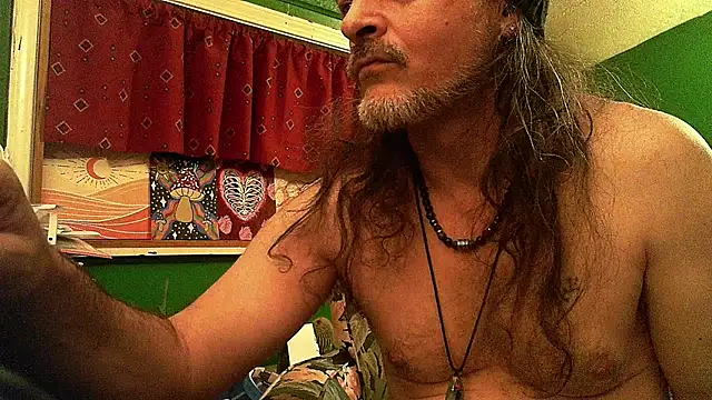 Snapshot of HippieDad333 chatting on 05/04/26, 09:05 HippieDad333 online show from 05/04/26, 09:05