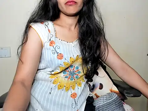 Queen-Bee143 online show from 03/16/26, 06:06