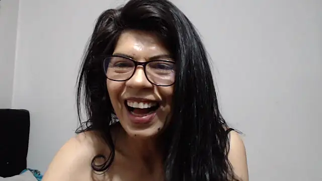 Snapshot of abrilsex23 chatting on 10/25/25, 03:18 abrilsex23 online show from 10/25/25, 03:18