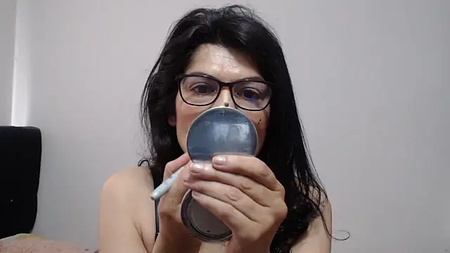 Snapshot of abrilsex23 chatting on 11/25/25, 02:39 abrilsex23 online show from 11/25/25, 02:39