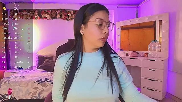 Snapshot of kloe28 chatting on 01/08/26, 03:42 kloe28 online show from 01/08/26, 03:42