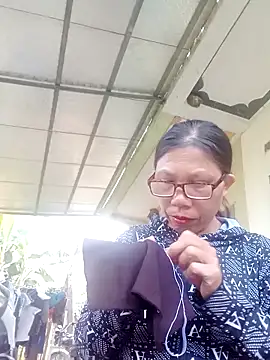 Snapshot of bella-bae chatting on 10/12/25, 12:42 bella-bae online show from 10/12/25, 12:42