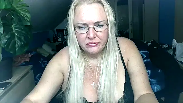 Snapshot of Sandy-Summer chatting on 10/20/25, 03:01 Sandy-Summer online show from 10/20/25, 03:01