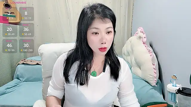 Snapshot of Huanhuan- chatting on 10/04/25, 02:15 Huanhuan- online show from 10/04/25, 02:15