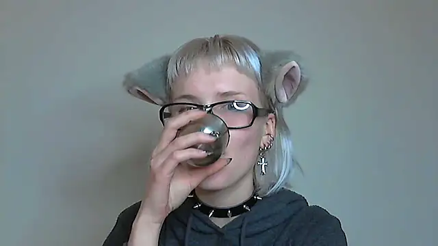 Snapshot of Paradoxy_ chatting on 10/24/25, 08:38 Paradoxy online show from 10/24/25, 08:38