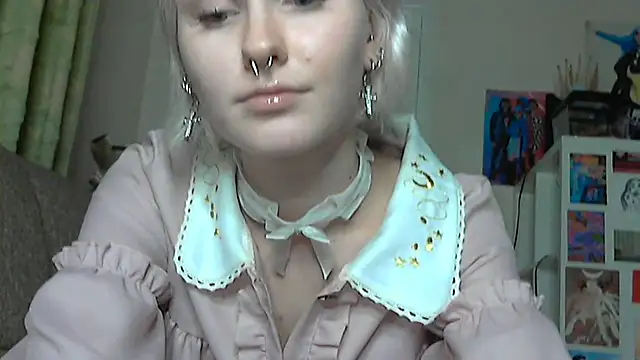 Snapshot of Paradoxy_ chatting on 12/04/25, 09:12 Paradoxy online show from 12/04/25, 09:12