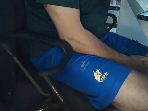 Snapshot of domruanbr chatting on 10/28/25, 04:20 domruanbr online show from 10/28/25, 04:20