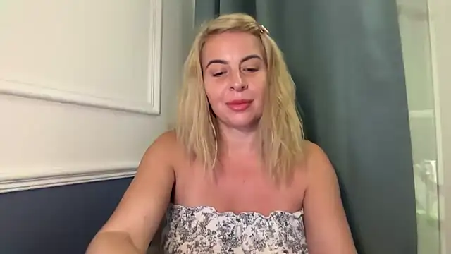 Snapshot of Miravynn chatting on 12/21/25, 11:50 Miravynn online show from 12/21/25, 11:50