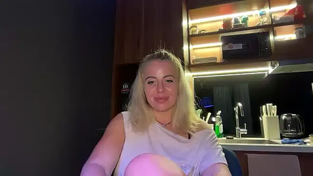 Snapshot of Miravynn chatting on 02/19/26, 06:15 Miravynn online show from 02/19/26, 06:15