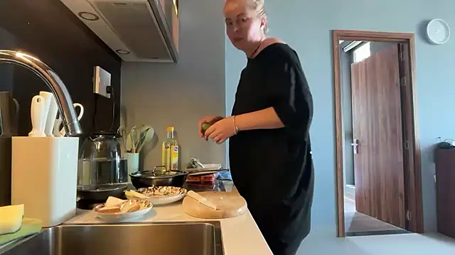 Snapshot of Miravynn chatting on 02/21/26, 05:08 Miravynn online show from 02/21/26, 05:08