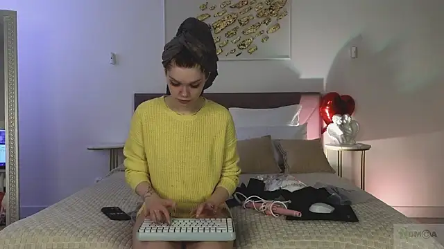 Nicole Broown  online show from 03/01/26, 08:55