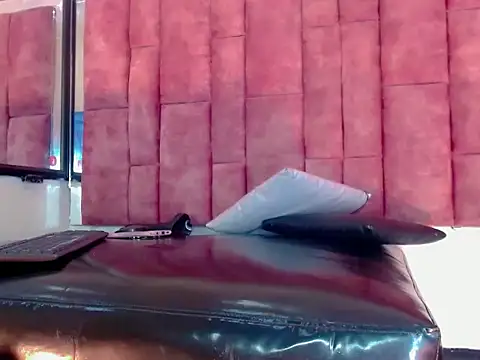 Snapshot of katherine_x1 chatting on 11/18/25, 05:01 katherine x1 online show from 11/18/25, 05:01