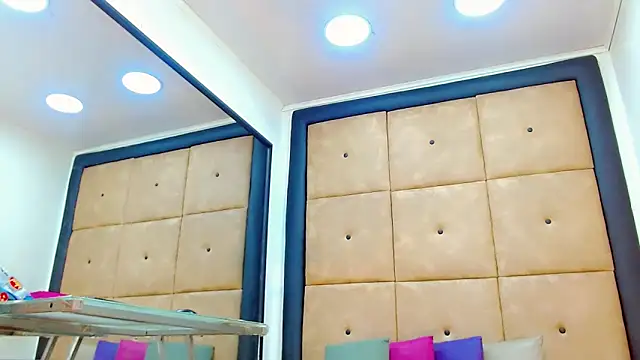 Snapshot of katherine_x1 chatting on 12/14/25, 09:52 katherine x1 online show from 12/14/25, 09:52