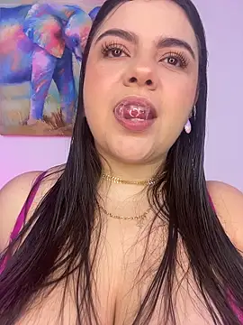 Snapshot of MissSofia_1 chatting on 11/11/25, 12:32 MissSofia 1 online show from 11/11/25, 12:32