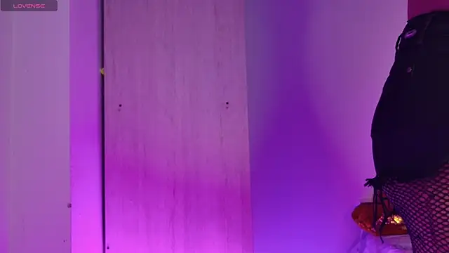 Snapshot of miamiller188 chatting on 11/06/25, 12:00 miamiller188 online show from 11/06/25, 12:00